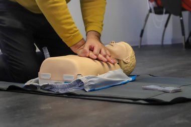 BLSD defibrilatör kullanma kursu. İlk yardım kursu - şirket güvenliği - Kalp masajı - Temel Yaşam Desteği