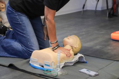 BLSD defibrilatör kullanma kursu. İlk yardım kursu - şirket güvenliği - Kalp masajı - Temel Yaşam Desteği