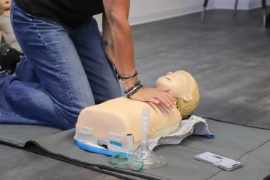 BLSD defibrilatör kullanma kursu. İlk yardım kursu - şirket güvenliği - Kalp masajı - Temel Yaşam Desteği