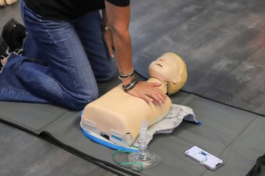 BLSD defibrilatör kullanma kursu. İlk yardım kursu - şirket güvenliği - Kalp masajı - Temel Yaşam Desteği