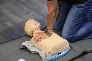 BLSD defibrilatör kullanma kursu. İlk yardım kursu - şirket güvenliği - Kalp masajı - Temel Yaşam Desteği