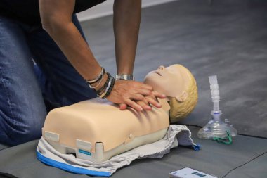 BLSD defibrilatör kullanma kursu. İlk yardım kursu - şirket güvenliği - Kalp masajı - Temel Yaşam Desteği