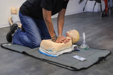 BLSD defibrilatör kullanma kursu. İlk yardım kursu - şirket güvenliği - Kalp masajı - Temel Yaşam Desteği