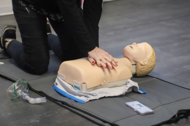 BLSD defibrilatör kullanma kursu. İlk yardım kursu - şirket güvenliği - Kalp masajı - Temel Yaşam Desteği