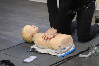 BLSD defibrilatör kullanma kursu. İlk yardım kursu - şirket güvenliği - Kalp masajı - Temel Yaşam Desteği