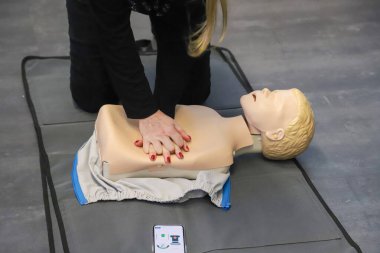 BLSD defibrilatör kullanma kursu. İlk yardım kursu - şirket güvenliği - Kalp masajı - Temel Yaşam Desteği