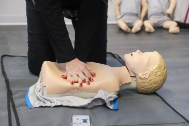 BLSD defibrilatör kullanma kursu. İlk yardım kursu - şirket güvenliği - Kalp masajı - Temel Yaşam Desteği