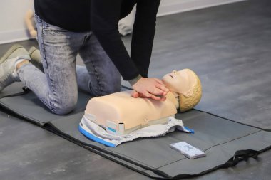 BLSD defibrilatör kullanma kursu. İlk yardım kursu - şirket güvenliği - Kalp masajı - Temel Yaşam Desteği