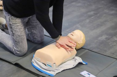 BLSD defibrilatör kullanma kursu. İlk yardım kursu - şirket güvenliği - Kalp masajı - Temel Yaşam Desteği