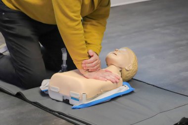 BLSD defibrilatör kullanma kursu. İlk yardım kursu - şirket güvenliği - Kalp masajı - Temel Yaşam Desteği