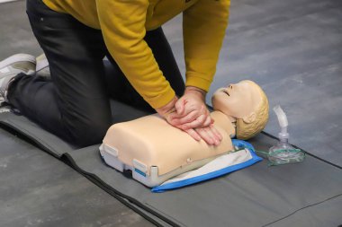 BLSD defibrilatör kullanma kursu. İlk yardım kursu - şirket güvenliği - Kalp masajı - Temel Yaşam Desteği