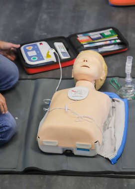 BLSD defibrilatör kullanma kursu. İlk yardım kursu - şirket güvenliği - Kalp masajı - Temel Yaşam Desteği