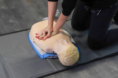 BLSD defibrilatör kullanma kursu. İlk yardım kursu - şirket güvenliği - Kalp masajı - Temel Yaşam Desteği