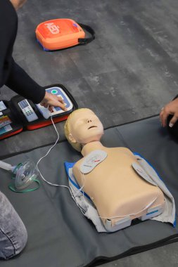 BLSD defibrilatör kullanma kursu. İlk yardım kursu - şirket güvenliği - Kalp masajı - Temel Yaşam Desteği