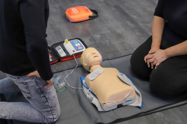 BLSD defibrilatör kullanma kursu. İlk yardım kursu - şirket güvenliği - Kalp masajı - Temel Yaşam Desteği