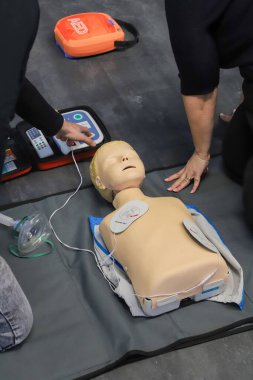 BLSD defibrilatör kullanma kursu. İlk yardım kursu - şirket güvenliği - Kalp masajı - Temel Yaşam Desteği