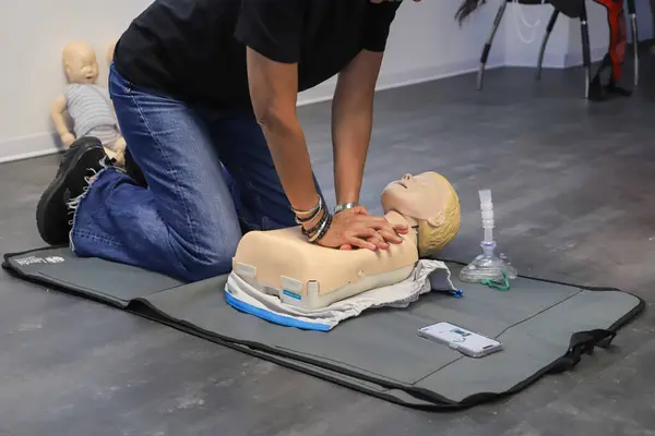 BLSD defibrilatör kullanma kursu. İlk yardım kursu - şirket güvenliği - Kalp masajı - Temel Yaşam Desteği