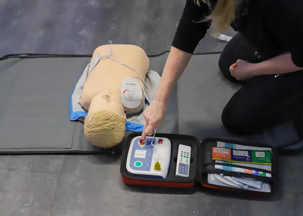 BLSD defibrilatör kullanma kursu. İlk yardım kursu - şirket güvenliği - Kalp masajı - Temel Yaşam Desteği