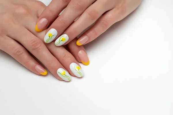 Frans Geel Wit Manicure Met Geschilderde Bloemen Lange Ovale Nagels — Stockfoto