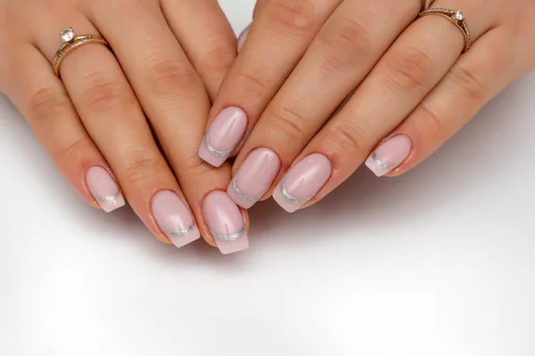 Lichtroze Manicure Lange Vierkante Nagels Met Een Zilveren Streep Ovale — Stockfoto