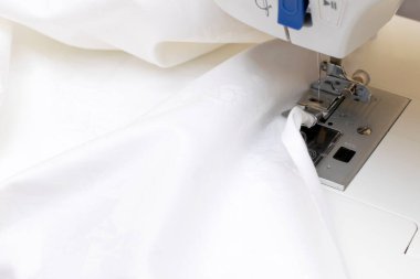 Salyangoz ayağıyla beyaz çarşaf dikme süreci..