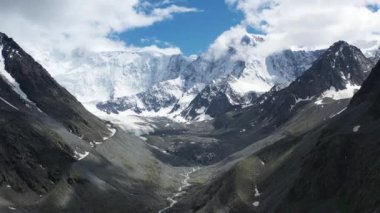 Vadinin drone görüntüsü. Karla kaplı dağların havadan görünüşü