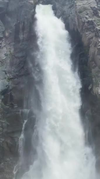 Vídeo Vertical Drone Para Uma Cachoeira — Vídeo de Stock