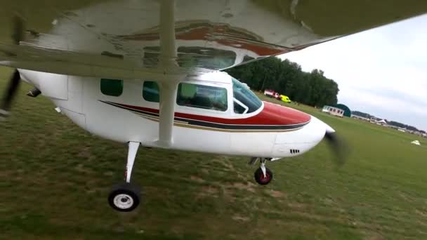 Kleines Viersitziges Flugzeug Hebt Den Himmel — Stockvideo