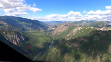 Helikopterden geçidin görüntüsü. Dağların havadan görünüşü. Zaman aşımı 