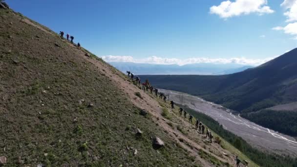 Een Groep Toeristen Beklimt Een Berg Zomer — Stockvideo