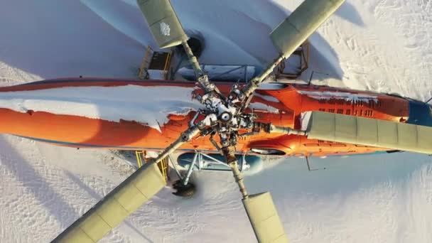Horní Pohled Zaparkovaný Vrtulník Zimě Stahování Fotoaparátu — Stock video