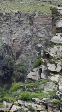 İnsansız hava aracından şelaleye dikey video