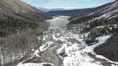 Karla kaplı dağ havadan görünümü