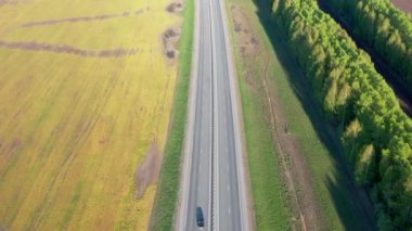 Otobanın üst manzarası. Bir İHA 'dan video