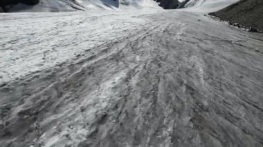 Aktru buzulunun bir kuadkopterinden görüntüle