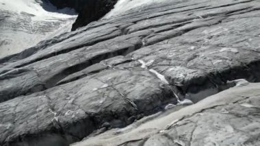 Aktru buzulunun bir kuadkopterinden görüntüle