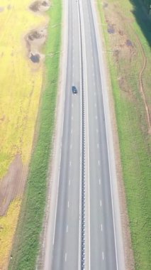 Otobanın üst manzarası. Bir İHA 'dan dikey video