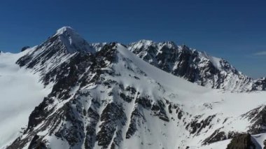 Karla kaplı dağ havadan görünümü