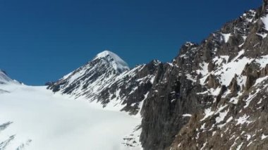 Karla kaplı dağ havadan görünümü