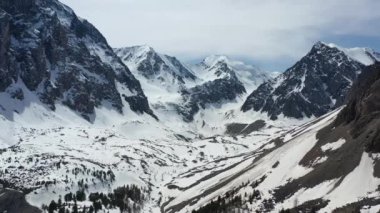 Karla kaplı dağ havadan görünümü