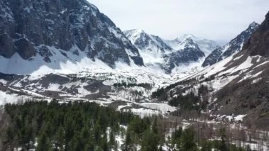 Karla kaplı dağ havadan görünümü