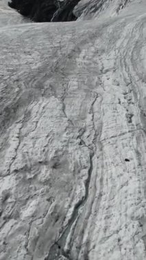 Aktru buzulunun dört parçalı görüntüsü. Dikey video