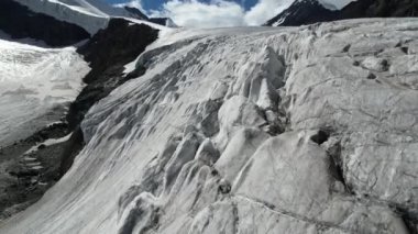 Aktru buzulunun bir kuadkopterinden görüntüle