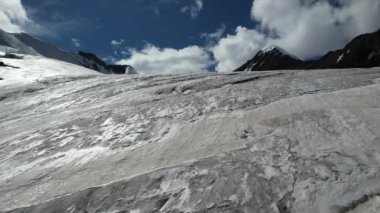 Aktru buzulunun bir kuadkopterinden görüntüle