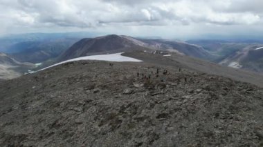 Dağın tepesinin drone görüntüsü