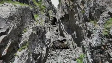 Boğaz boyunca tırmanan bir dronun videosu.