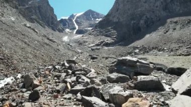 Bir dağ deresi boyunca video
