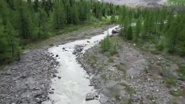 Quadcopter 'dan bak. Bir dron dağ deresi boyunca uçar