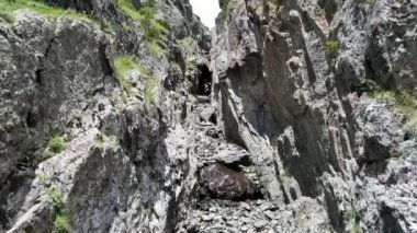 Boğaz boyunca tırmanan bir dronun videosu.