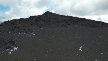 İnsansız hava aracının videosu. Dağın tepesinde bir grup turist